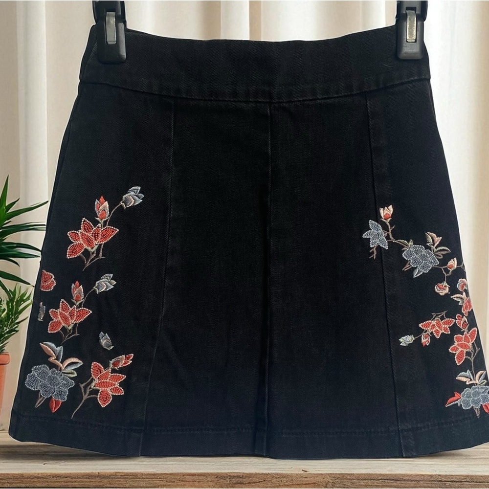 Topshop Moto Black denim Skirt with Floral Embroidery size 2